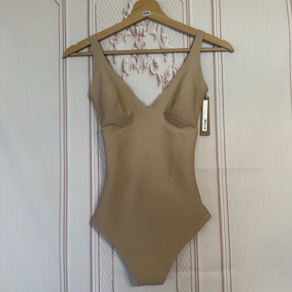 NWT SKIMS Core Sculpt Body Plunge Thong Bodysuit in Clay Size Medium